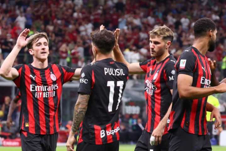 Santiago Giménez debuta con asistencia en triunfo del AC Milan sobre Bari en la Coppa Italia