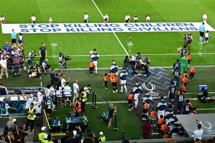 En partido de Supercopa, llama la UEFA a frenar asesinatos de niños y civiles