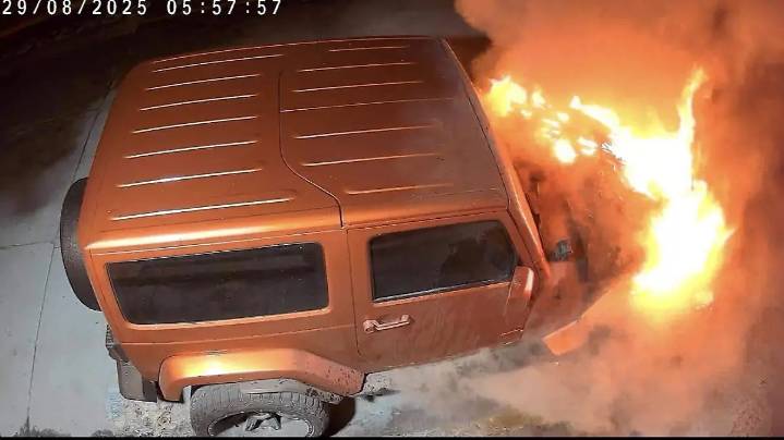 Sujeto incendia camioneta frente a panadería en Morelia