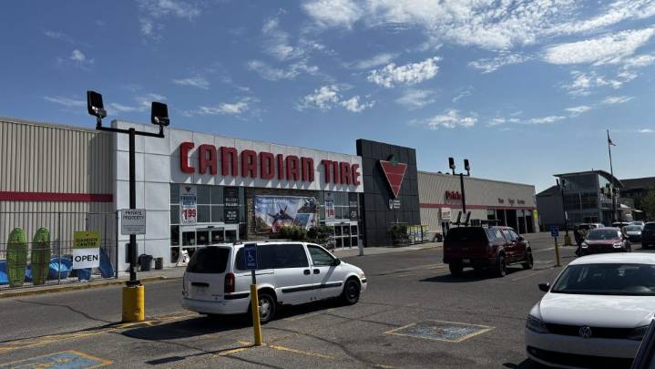 Man in hospital after being stabbed at Canadian Tire parking lot
