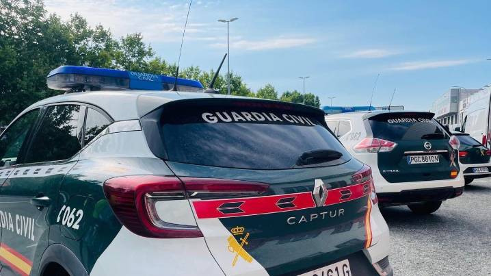 La Guardia Civil investiga a un hombre por dos robos con violencia en farmacias de Mieres