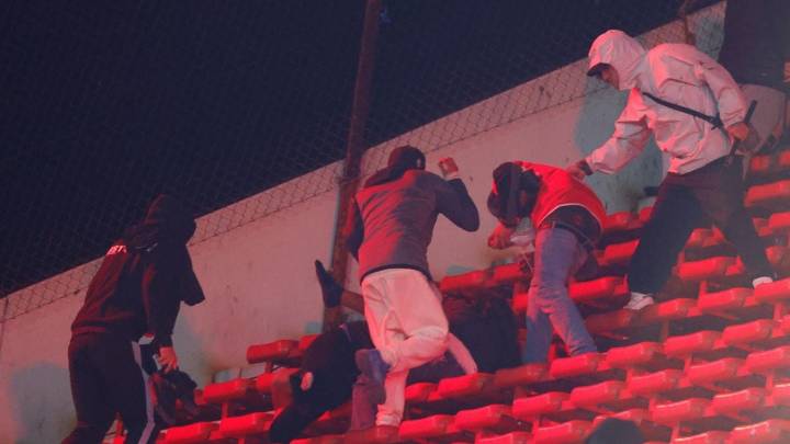 Boric condena la violencia de barras en partido en Argentina; culpa a la Conmebol