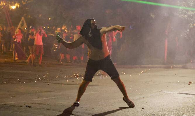 Crece la tensión en Serbia: violentos choques  entre manifestantes y las fuerzas de seguridad