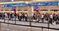 “Puedes perder la residencia”: Abogada alerta a cubanos sobre riesgos de viajar a la isla