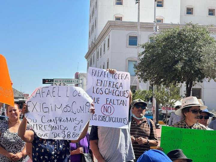 Personas con discapacidad cierran avenidas principales; exigen pago universal