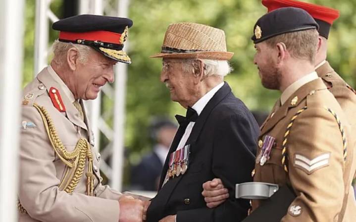 El rey Carlos III preside la conmemoración por el 80 aniversario del fin de la II Guerra Mundial