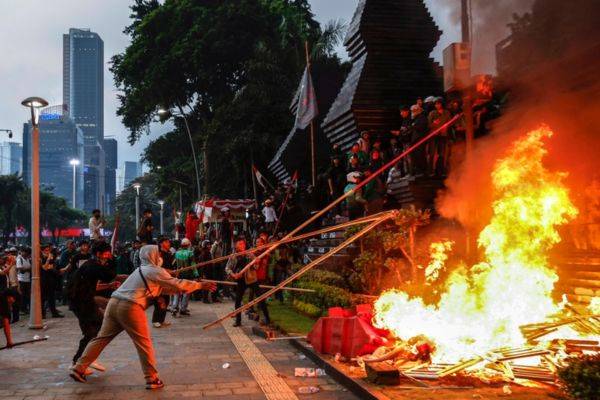 Aumentan enfrentamientos con la Policía en las protestas en Indonesia