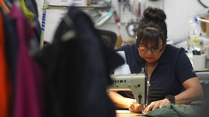 La fuerza laboral de EEUU pierde 1,2 millones de trabajadores migrantes por la política de Trump: "Es un sabotaje económico"