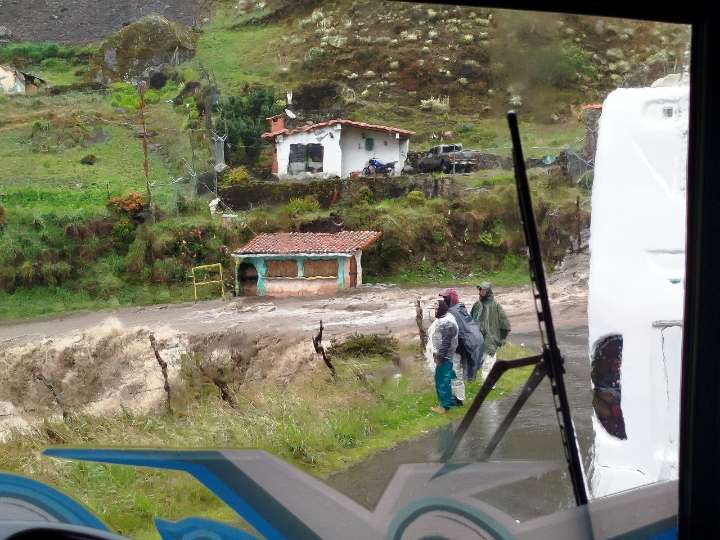 “Tras dos meses aún usamos el tronco de un árbol como puente”, cuenta afectado por lluvias en Mérida