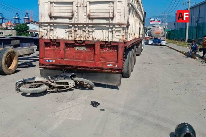 Motociclista lesionado tras choque con tráiler en Libramiento Tapeixtles, Manzanillo