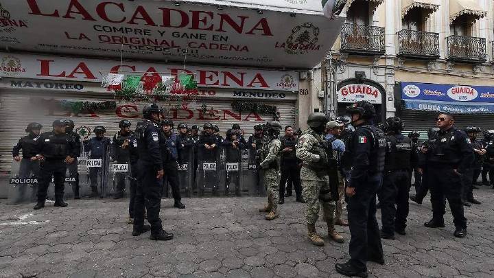 Ambulantes y personal municipal se enfrentan en el Centro Histórico de Puebla; reportan disparos y heridos