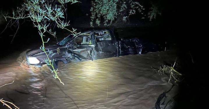 Corriente arrastra carro con pareja, la mujer perdió la vida