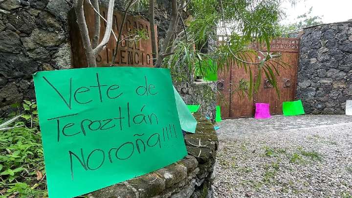 “Vete de Tepoztlán”: Comuneros protestan afuera de la casa de Fernández Noroña
