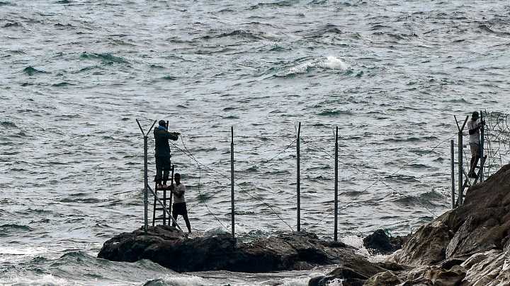 Nueva noche difícil en Ceuta: cientos de menores tratan de cruzar a nado la frontera