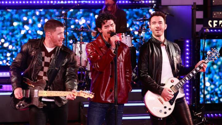 NJ Transit temporarily renames rail service after Jonas Brothers