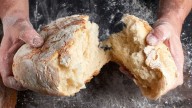 Cómo hornear un Pan casero con masa para pizza: la receta calentita, tierna y esponjosa con 4 ingredientes