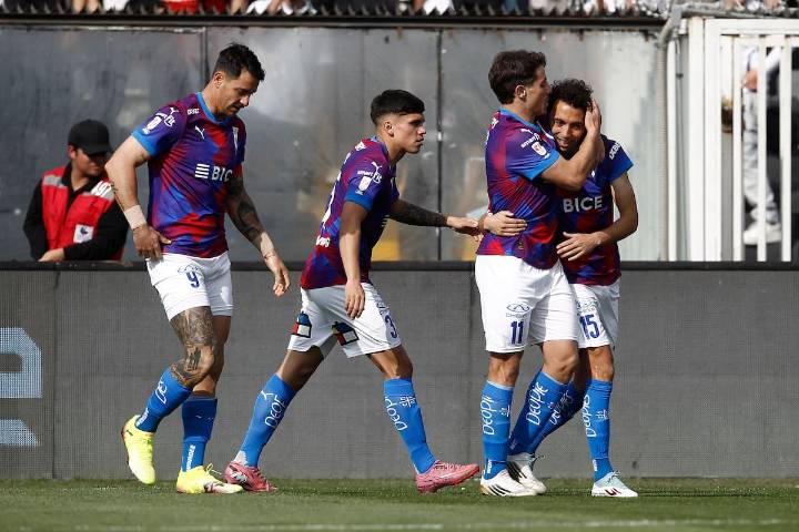 Pesadilla en el arco albo: los goles de la UC para adelantarse a Colo Colo en el Monumental