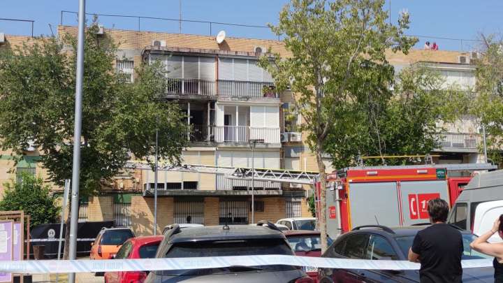 Muere una mujer en Alcalá de Guadaíra al precipitarse huyendo de un incendio en su vivienda