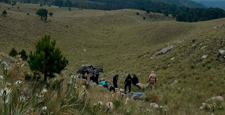 Vuelca camioneta con turistas que subían al Nevado de Toluca; reportan varios lesionados