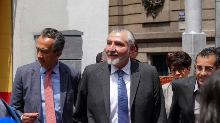 “Saludos a 'La Barredora'”: ciudadanos le gritan a Adán Augusto López en calles del Centro Histórico