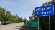 Destino incierto para muchos migrantes cubanos detenidos en Alligator Alcatraz