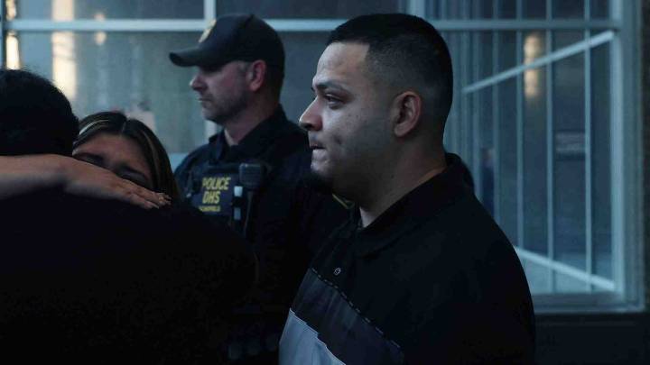 Migrante salvadoreño que fue enviado al CECOT y luego devuelto a Estados Unidos está siendo procesado para su deportación a Uganda: "Él no se quedará aquí"