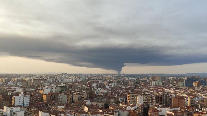 Los Bomberos ultiman la extinción del incendio declarado en el polígono PTR de Zaragoza