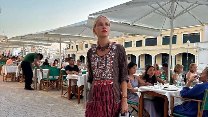 Mónica Anoz tiene el vestido ideal para pasar del verano al otoño