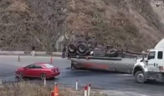 Carretera Central: camión cisterna se despista y derrama combustible que llegó hasta el río Rímac