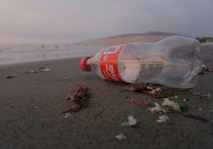 Coca-Cola camino a 4.130 millones de kg de plástico al año: la crisis ambiental que amenaza océanos y la salud humana