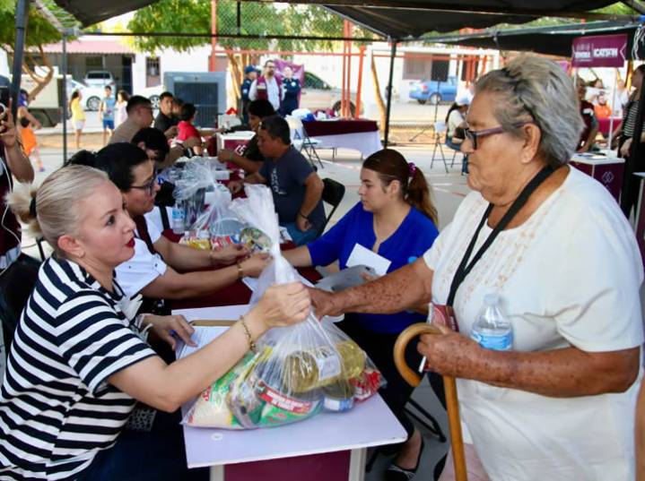 Con “Sonora Atiende”, Durazo beneficia a familias de la colonia Lomas de Linda Vista
