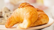 Cómo se preparan las Medialunas de manteca: la receta casera con 8 ingredientes, una masa suave y una capa brillante