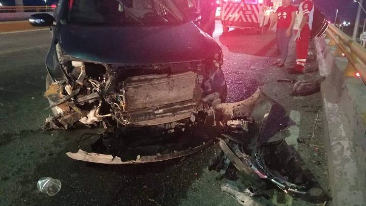 Por culpa de una llanta camioneta termina impactada en puente San Miguel