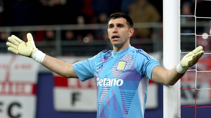 En medio de los rumores de su salida, el Dibu Martínez volvió a ser titular en la derrota del Aston Villa