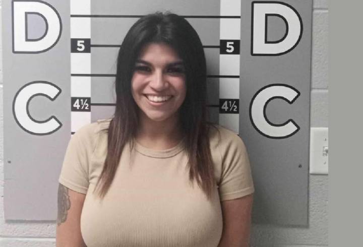 Sonrisa de película: mujer arrestada tras destrozar el auto de su ex