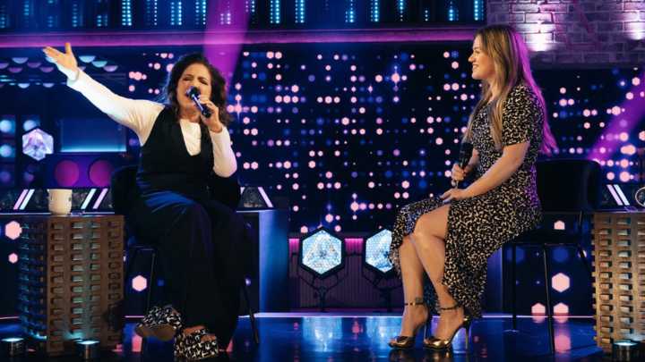 I Knew Kelly Clarkson Dueting With Gloria Estefan Would Sound Amazing, But The Look On Her Face My Be My Favorite Part