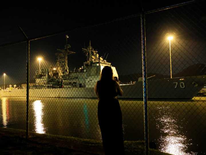 Un buque lanzamisiles de EE.UU. cruzó el canal de Panamá rumbo al Caribe, en medio de la tensión con Venezuela