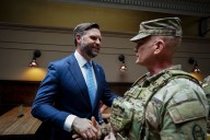 Abuchean al vicepresidente de EU durante visita a tropas en Washington, DC
