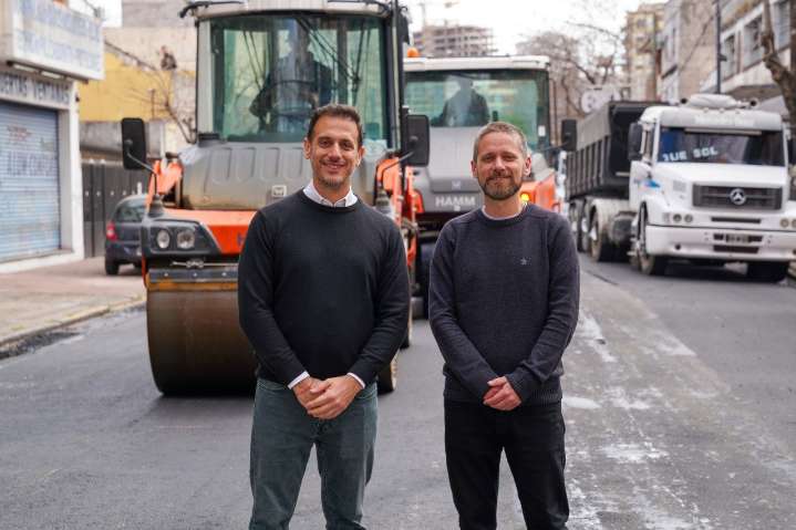 Julián Álvarez y Leandro Decuzzi recorrieron el Plan de Pavimentación en Lanús Este