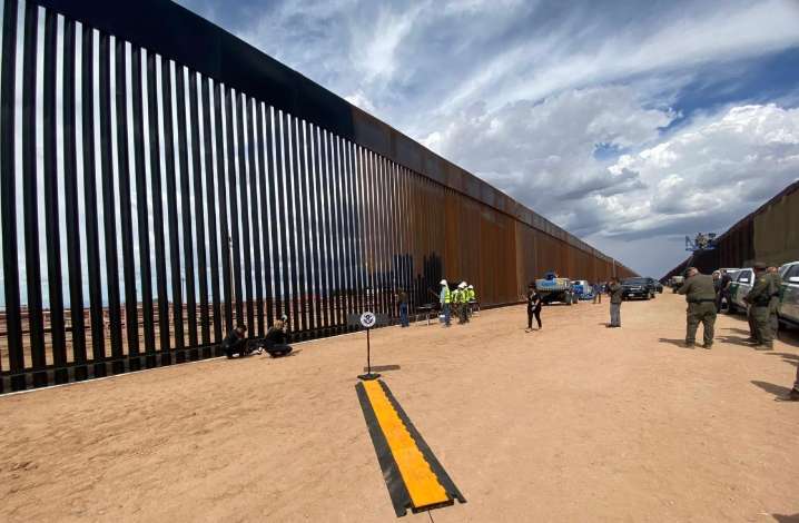 Noem defiende reforzar la frontera y confirma que el muro será pintado de negro
