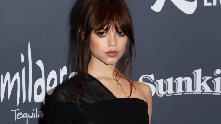 Jenna Ortega rompe el silencio sobre sus miedos y raíces en Hollywood