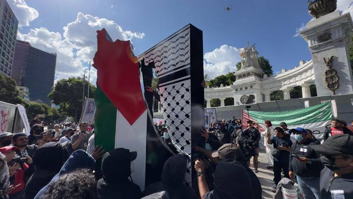 Colocan antimonumento a favor de Palestina frente a edificio de SRE