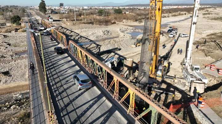 Inició la construcción de uno de los dos puentes previstos sobre el Rio Vaqueros
