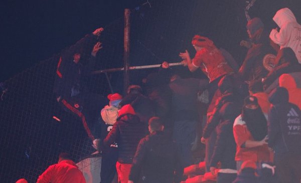 Terror en Avellaneda: el impactante video del momento en que un hincha de la U cae al vacío
