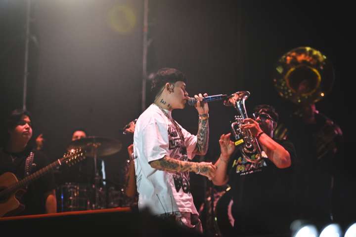 Sacan cargando a joven del concierto de Junior H en la FENAPO