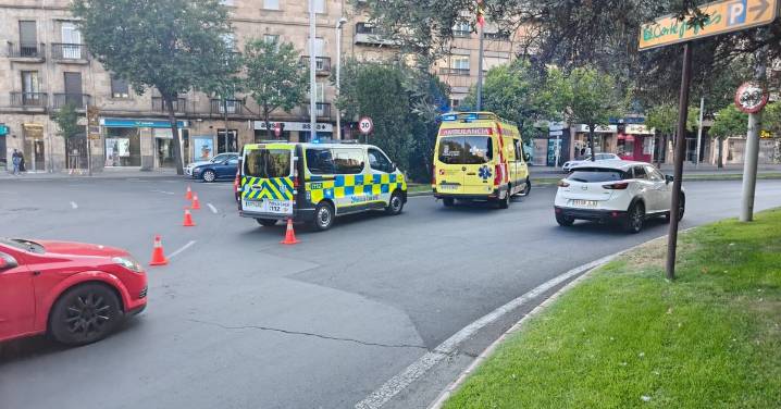 El conductor de un patinete es arrollado por un turismo en la plaza de España
