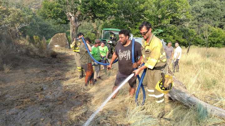 Un ojo siempre en el humo: voluntarios de Castromil vigilan las reactivaciones del incendio en la frontera con Ourense