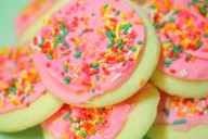 Frosted sugar cookies sold at major retailer recalled in 21 states due to wood contamination