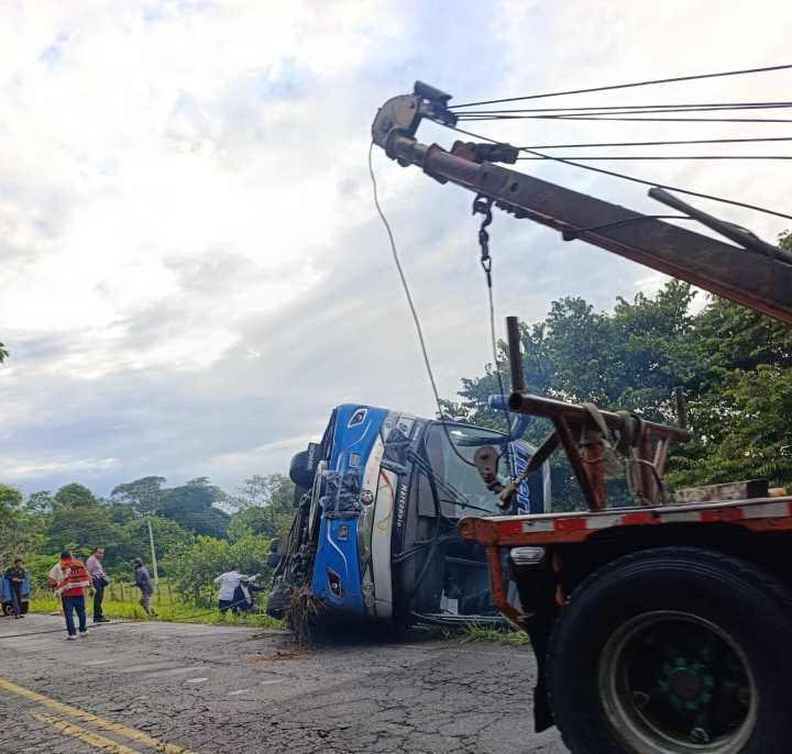 Bus intermunicipal se volcó en la vía Pore – Paz de Ariporo; cinco personas resultaron con lesiones leves