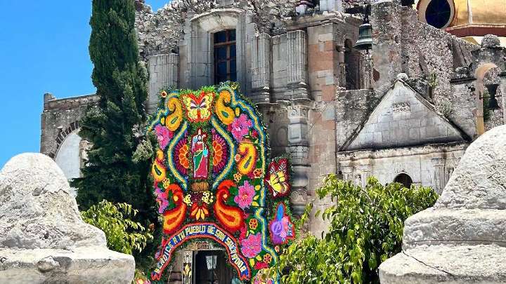 Artesano de Tizayuca decora puertas de iglesia en varios estados del país